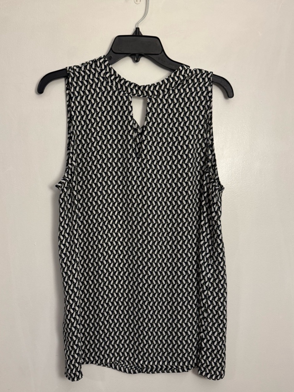 LOFT Navy and White Geometric Sleeveless Top women’s medium keyhole shell work